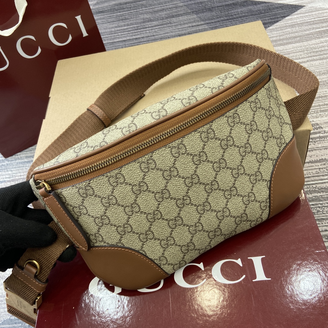 Gucci GG Emblem series of men's travel items reinterprets Model:821154. Dimensions: 29cm (W) x 23cm (H) x 7.5cm (D) Weight: Approx. 0.85 kg Color: black leather/original leather Model number: 821164. Dimensions: 28cm (W) x 17cm (H) x 6cm (D) Color: brown/pvc. - Image 4
