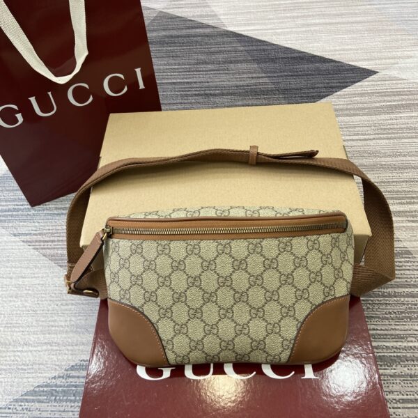 Gucci GG Emblem series of men's travel items reinterprets the brand's timeless elegance and exquisite craftsmanship Model:821162. Dimensions: 28cm (W) x 17cm (H) x 6cm (D) Color: brown/pvc.