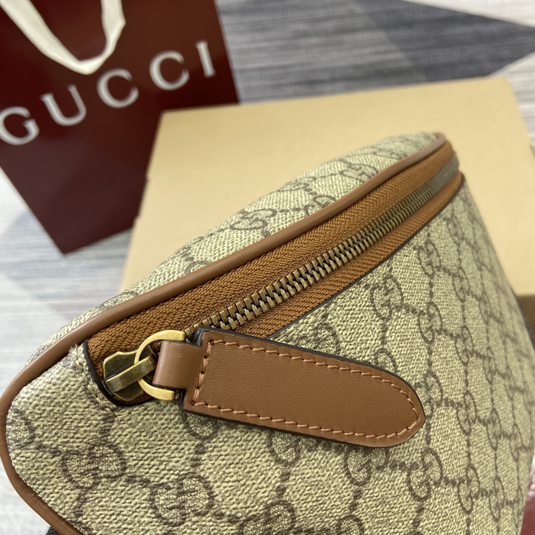 Gucci GG Emblem series of men's travel items reinterprets Model:821154. Dimensions: 29cm (W) x 23cm (H) x 7.5cm (D) Weight: Approx. 0.85 kg Color: black leather/original leather Model number: 821164. Dimensions: 28cm (W) x 17cm (H) x 6cm (D) Color: brown/pvc. - Image 7