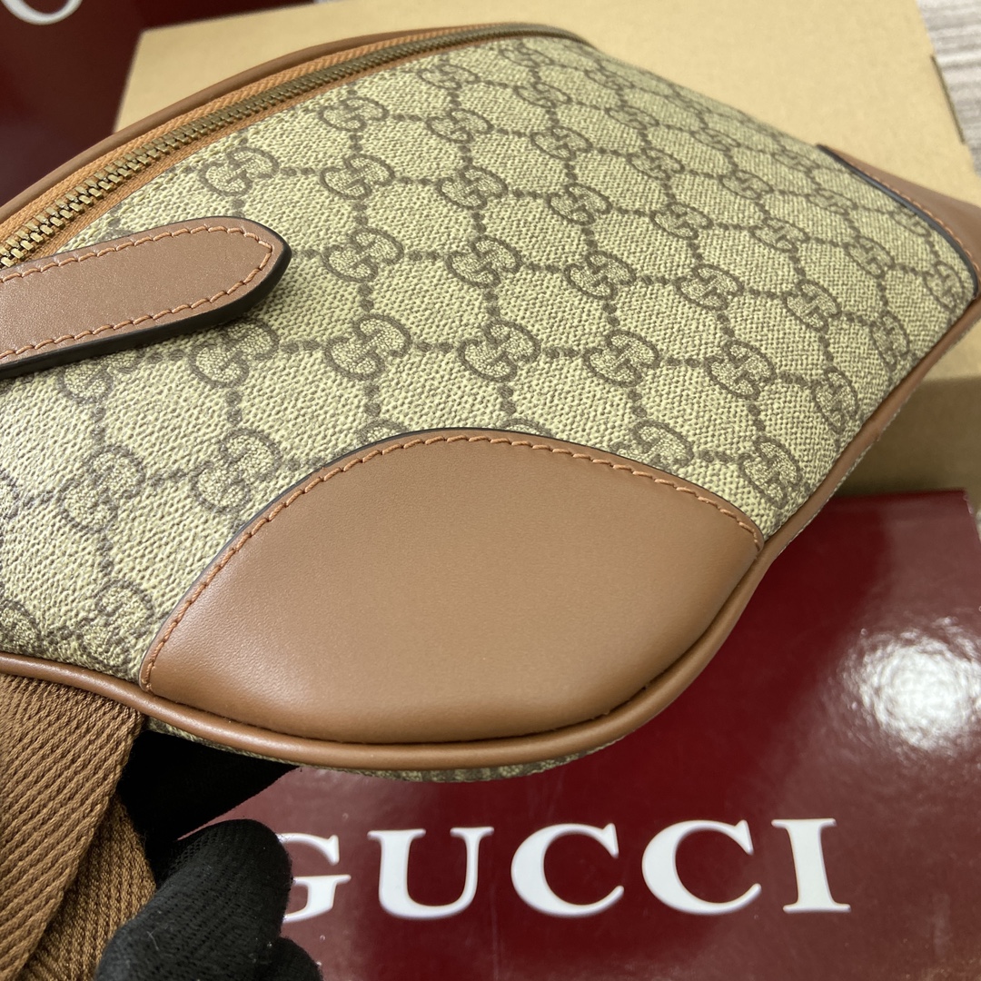 Gucci GG Emblem series of men's travel items reinterprets Model:821154. Dimensions: 29cm (W) x 23cm (H) x 7.5cm (D) Weight: Approx. 0.85 kg Color: black leather/original leather Model number: 821164. Dimensions: 28cm (W) x 17cm (H) x 6cm (D) Color: brown/pvc. - Image 6