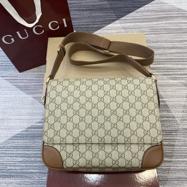 Gucci GG Emblem series of men's travel items reinterprets the brand's timeless elegance and exquisite craftsmanship Model:821154. Dimensions: 29cm (W) x 23cm (H) x 7.5cm (D) Weight: Approx. 0.85 kg Color: Brown leather/Original leather.