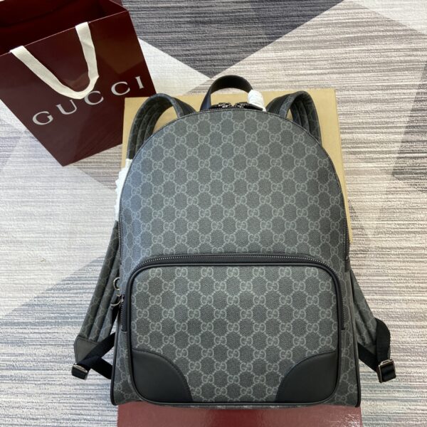 Gucci GG Emblem series of men's travel items reinterprets the brand's timeless elegance and exquisite craftsmanship Model:821159. Dimensions: 31cm (W) x 41cm (H) x 18cm (D) Weight: Approx. 1.45 kg Color: black PVC/original leather. Italian creation