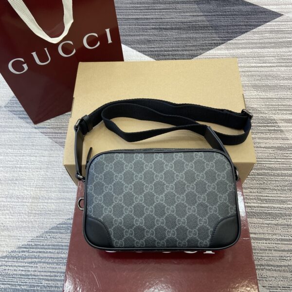 Gucci GG Emblem series of men's travel items reinterprets the brand's timeless elegance and exquisite craftsmanship Model number:821155. Dimensions: 23cm (W) x 16.5cm (H) x 8cm (D) Color: black/pvc.