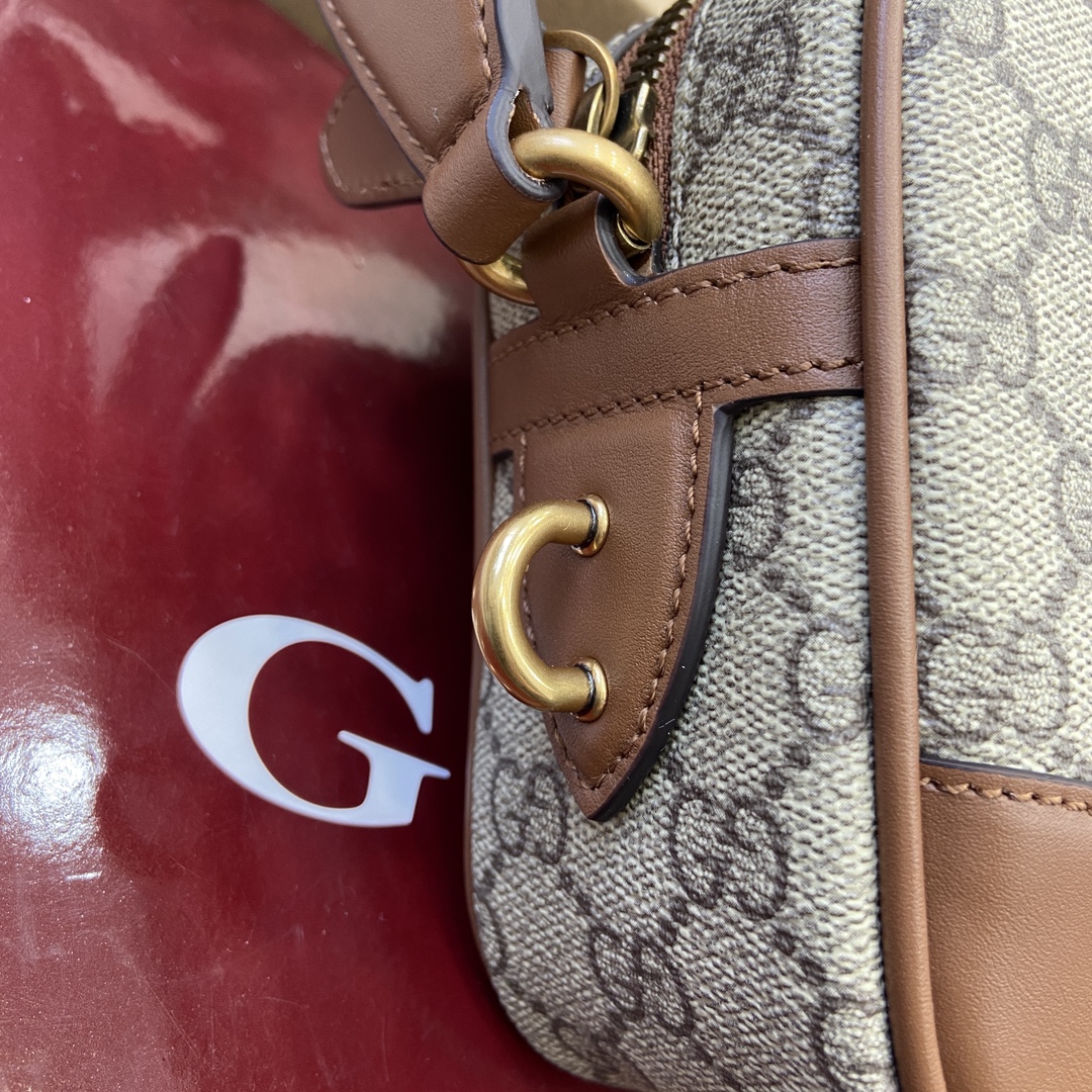 Gucci GG Emblem series of men's travel items reinterprets the brand's timeless elegance and exquisite craftsmanship Model number:821155. Dimensions: 23cm (W) x 16.5cm (H) x 8cm (D) Color: brown/pvc. - Image 4