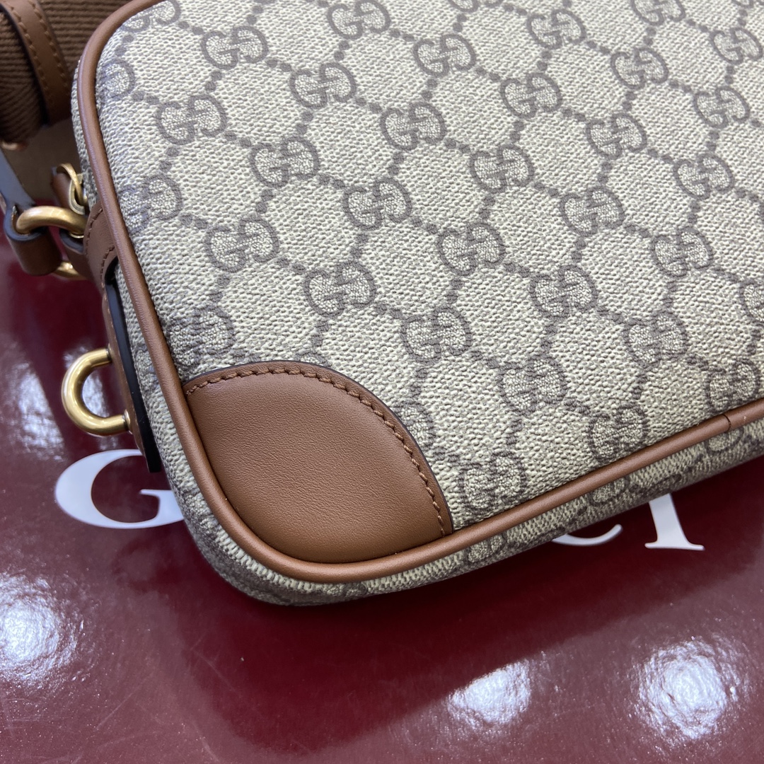 Gucci GG Emblem series of men's travel items reinterprets the brand's timeless elegance and exquisite craftsmanship Model number:821155. Dimensions: 23cm (W) x 16.5cm (H) x 8cm (D) Color: brown/pvc. - Image 3