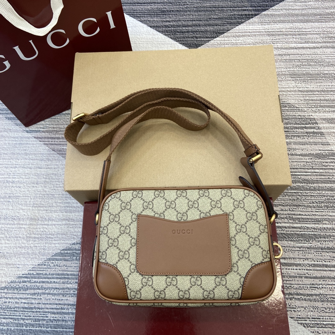 Gucci GG Emblem series of men's travel items reinterprets the brand's timeless elegance and exquisite craftsmanship Model number:821155. Dimensions: 23cm (W) x 16.5cm (H) x 8cm (D) Color: brown/pvc. - Image 8