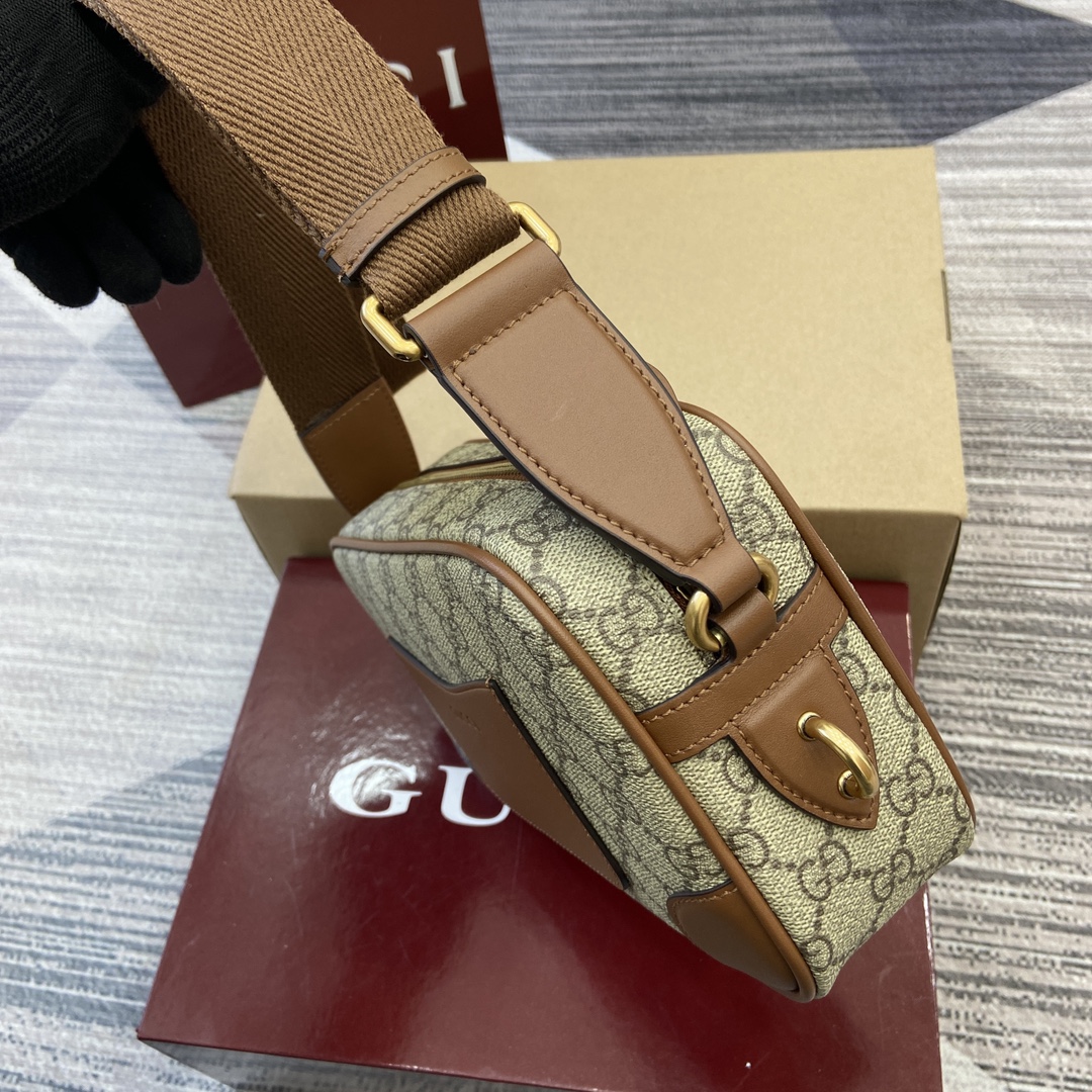 Gucci GG Emblem series of men's travel items reinterprets the brand's timeless elegance and exquisite craftsmanship Model number:821155. Dimensions: 23cm (W) x 16.5cm (H) x 8cm (D) Color: brown/pvc. - Image 7