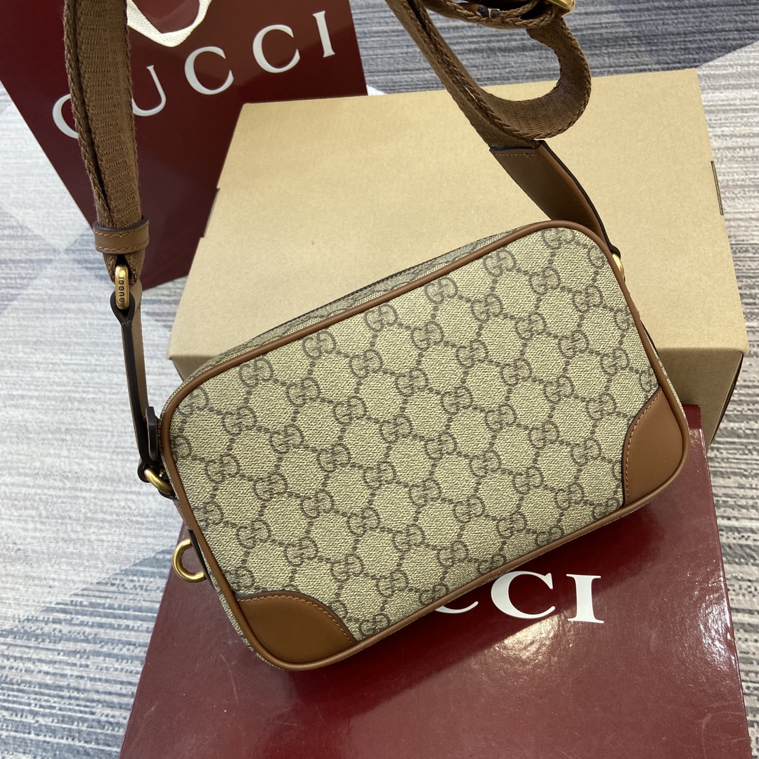 Gucci GG Emblem series of men's travel items reinterprets the brand's timeless elegance and exquisite craftsmanship Model number:821155. Dimensions: 23cm (W) x 16.5cm (H) x 8cm (D) Color: brown/pvc. - Image 5