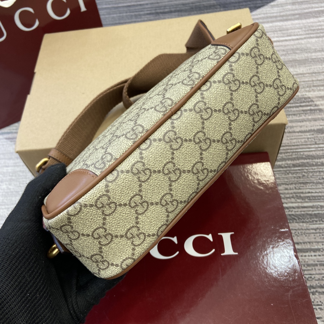 Gucci GG Emblem series of men's travel items reinterprets the brand's timeless elegance and exquisite craftsmanship Model number:821155. Dimensions: 23cm (W) x 16.5cm (H) x 8cm (D) Color: brown/pvc. - Image 2
