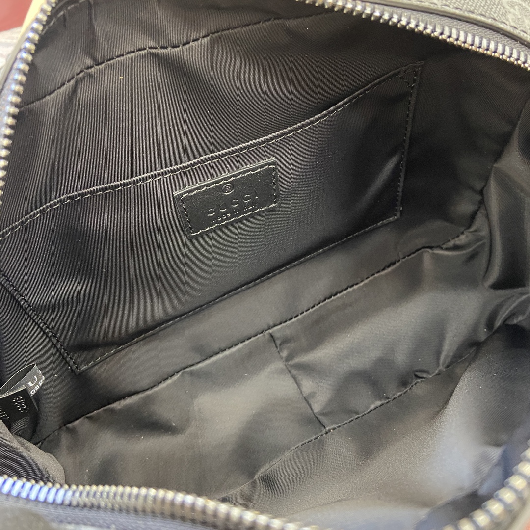 Gucci GG Emblem series reinterprets the brand's timeless elegance and exquisite craftsmanship Model number: 821164. Dimensions: 23.5 cm (W) x 15 cm (H) x 6 cm (D) Weight: Approx. 0.3 kg Color: black/pvc. - Image 3