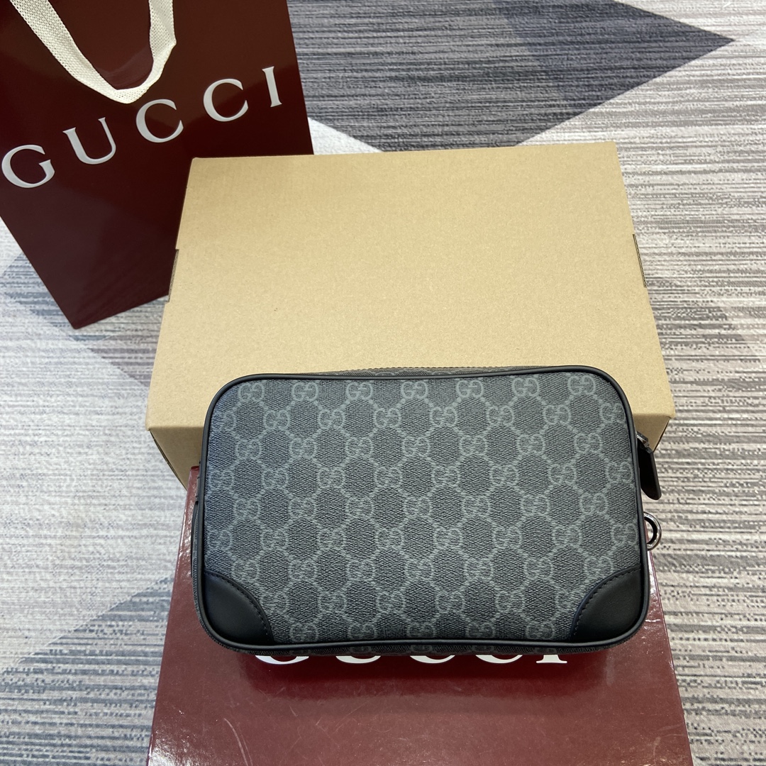 Gucci GG Emblem series reinterprets the brand's timeless elegance and exquisite craftsmanship Model number: 821164. Dimensions: 23.5 cm (W) x 15 cm (H) x 6 cm (D) Weight: Approx. 0.3 kg Color: black/pvc.