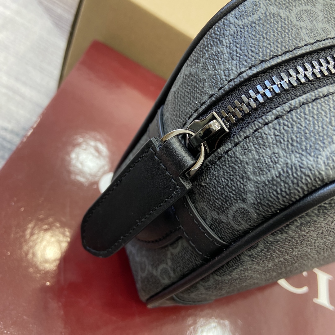 Gucci GG Emblem series reinterprets the brand's timeless elegance and exquisite craftsmanship Model number: 821164. Dimensions: 23.5 cm (W) x 15 cm (H) x 6 cm (D) Weight: Approx. 0.3 kg Color: black/pvc. - Image 7