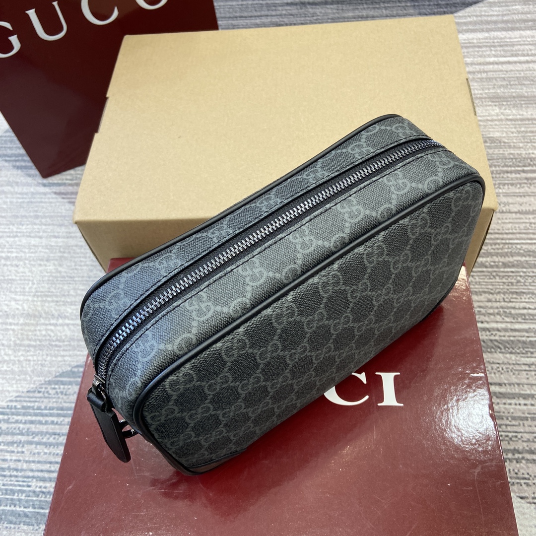 Gucci GG Emblem series reinterprets the brand's timeless elegance and exquisite craftsmanship Model number: 821164. Dimensions: 23.5 cm (W) x 15 cm (H) x 6 cm (D) Weight: Approx. 0.3 kg Color: black/pvc. - Image 8