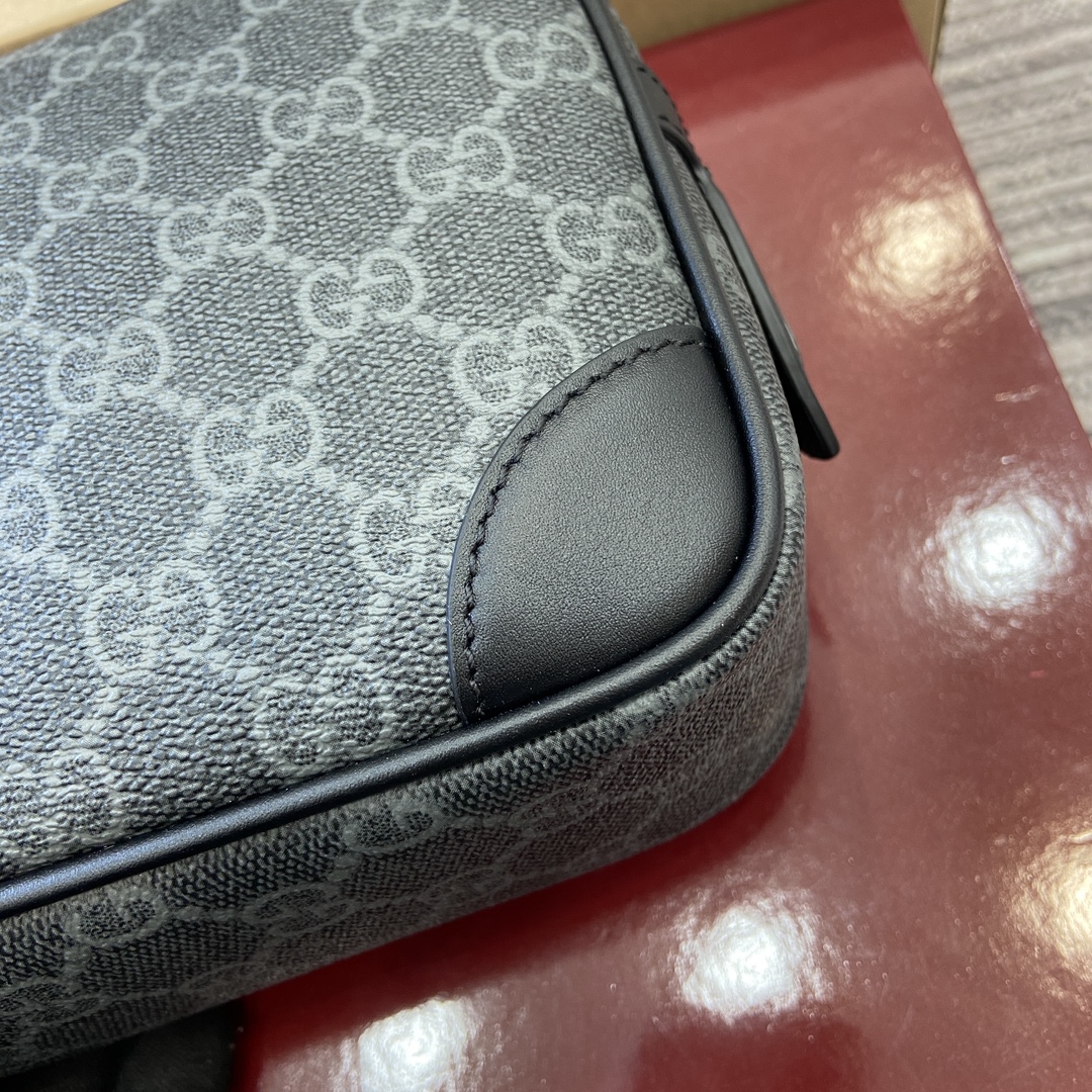 Gucci GG Emblem series reinterprets the brand's timeless elegance and exquisite craftsmanship Model number: 821164. Dimensions: 23.5 cm (W) x 15 cm (H) x 6 cm (D) Weight: Approx. 0.3 kg Color: black/pvc. - Image 4