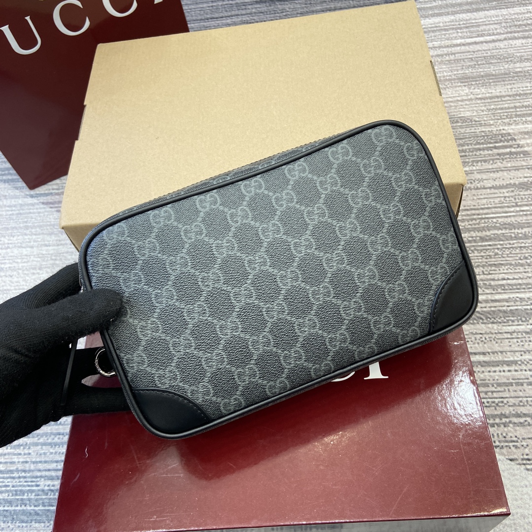 Gucci GG Emblem series reinterprets the brand's timeless elegance and exquisite craftsmanship Model number: 821164. Dimensions: 23.5 cm (W) x 15 cm (H) x 6 cm (D) Weight: Approx. 0.3 kg Color: black/pvc. - Image 5