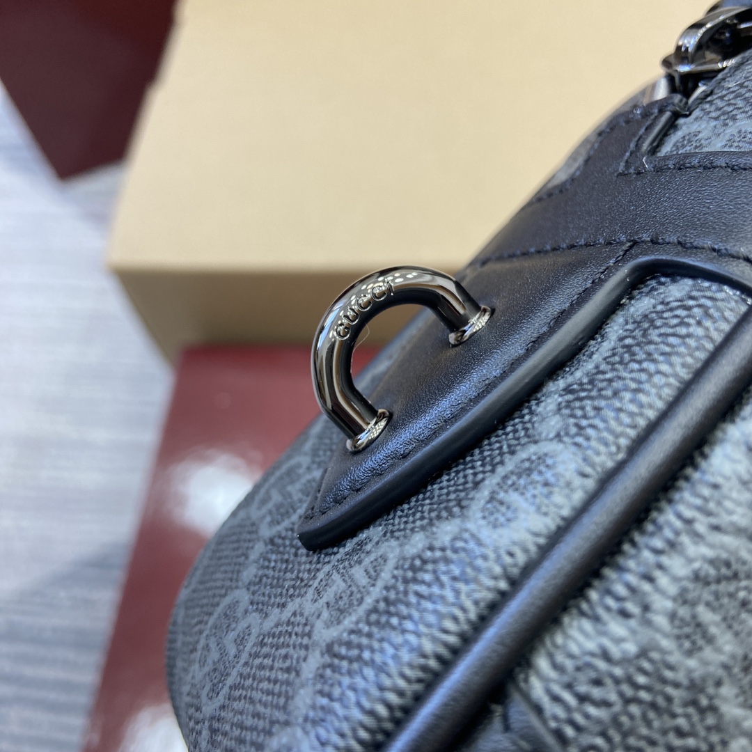 Gucci GG Emblem series reinterprets the brand's timeless elegance and exquisite craftsmanship Model number: 821164. Dimensions: 23.5 cm (W) x 15 cm (H) x 6 cm (D) Weight: Approx. 0.3 kg Color: black/pvc. - Image 6