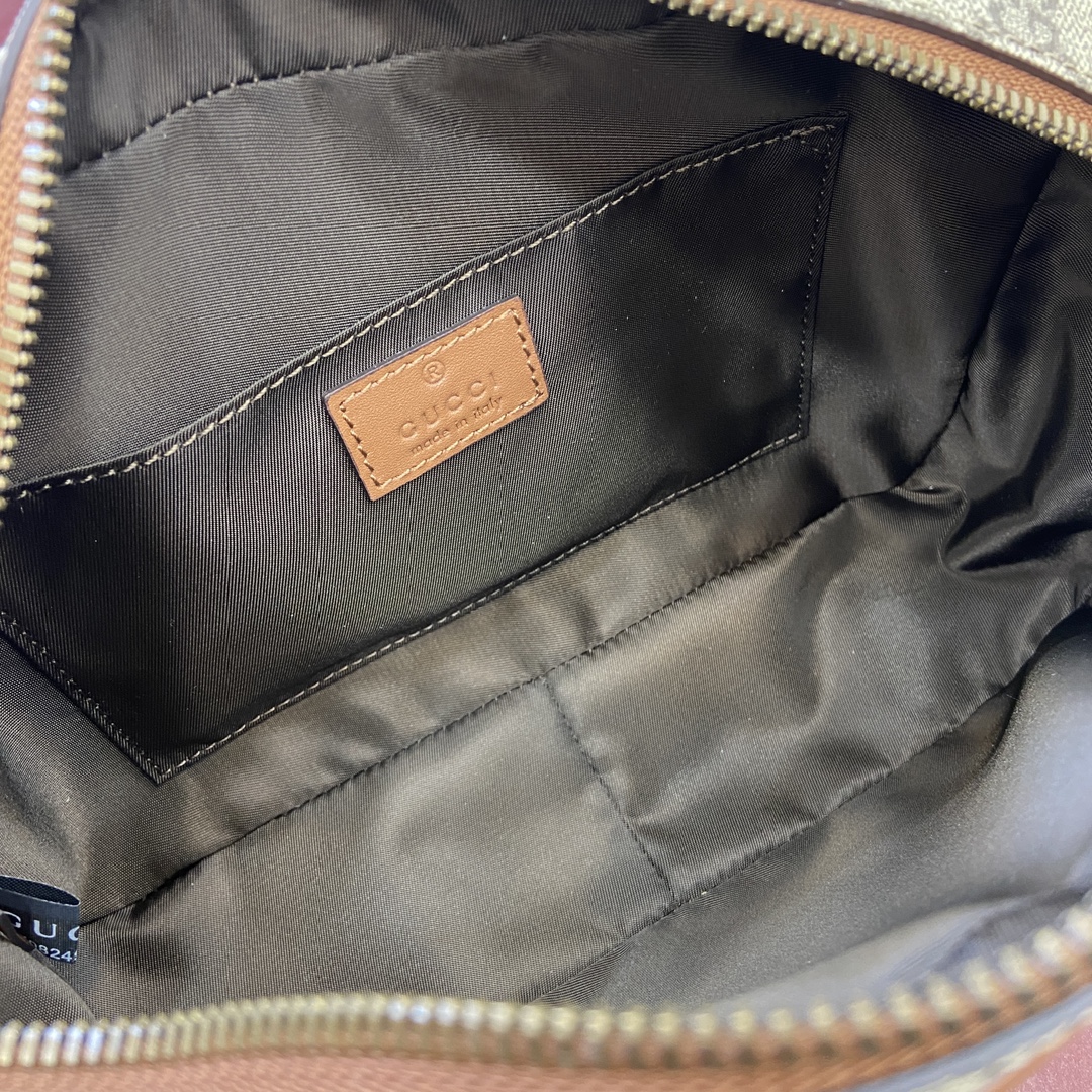 Gucci GG Emblem series reinterprets the brand's timeless elegance and exquisite craftsmanship Model number: 821164. Dimensions: 23.5 cm (W) x 15 cm (H) x 6 cm (D) Weight: Approx. 0.3 kg Color: black/pvc. - Image 3