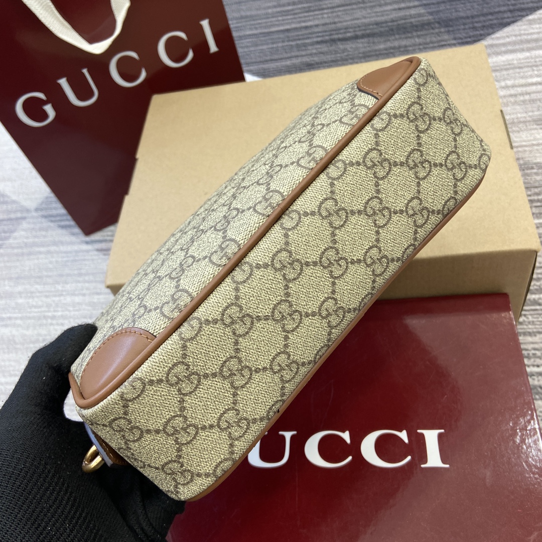 Gucci GG Emblem series reinterprets the brand's timeless elegance and exquisite craftsmanship Model number: 821164. Dimensions: 23.5 cm (W) x 15 cm (H) x 6 cm (D) Weight: Approx. 0.3 kg Color: black/pvc. - Image 6