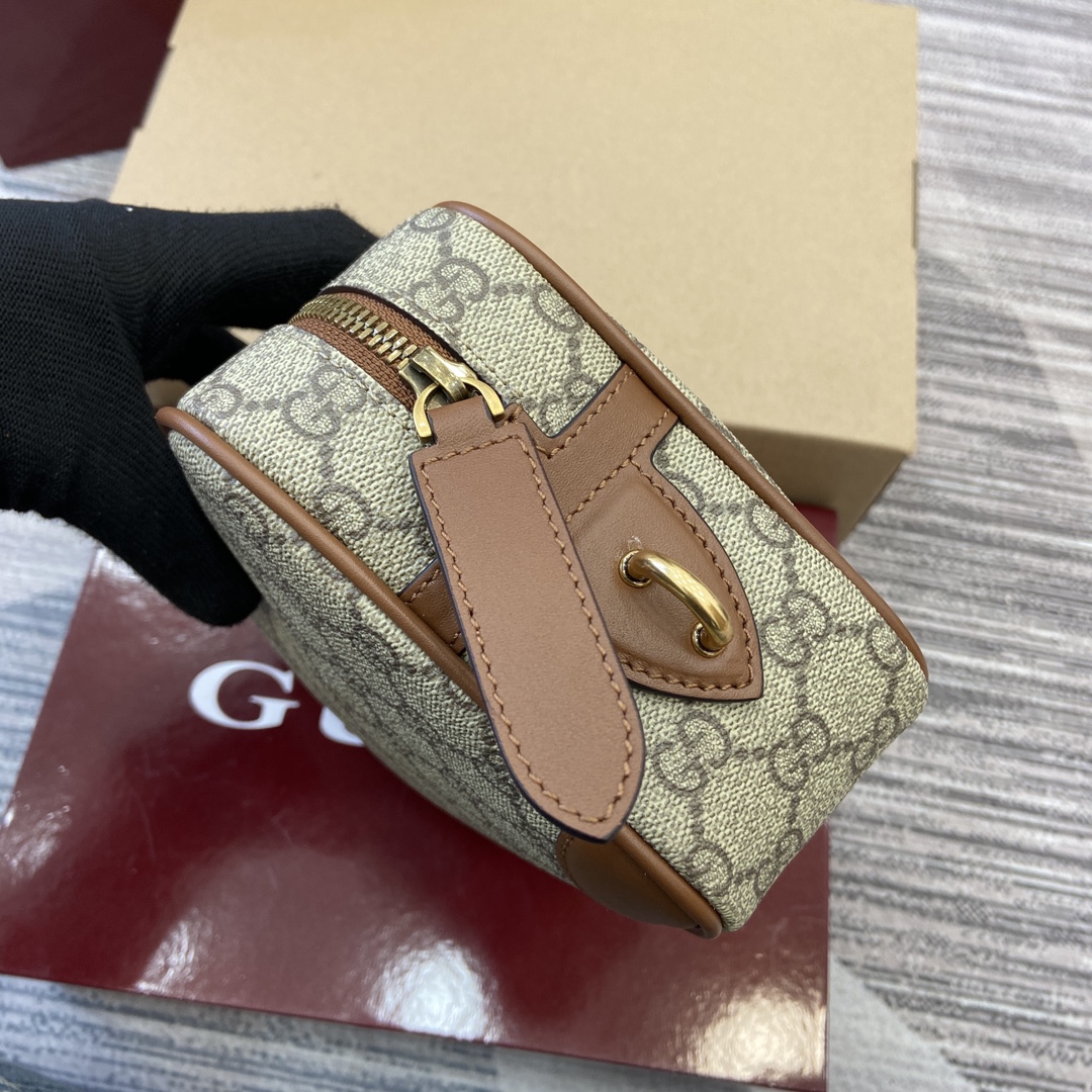 Gucci GG Emblem series reinterprets the brand's timeless elegance and exquisite craftsmanship Model number: 821164. Dimensions: 23.5 cm (W) x 15 cm (H) x 6 cm (D) Weight: Approx. 0.3 kg Color: black/pvc. - Image 10
