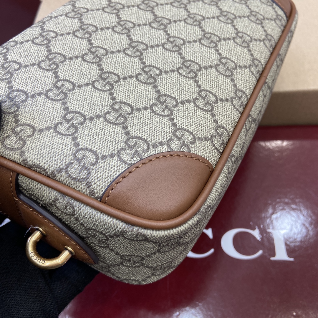 Gucci GG Emblem series reinterprets the brand's timeless elegance and exquisite craftsmanship Model number: 821164. Dimensions: 23.5 cm (W) x 15 cm (H) x 6 cm (D) Weight: Approx. 0.3 kg Color: black/pvc. - Image 7