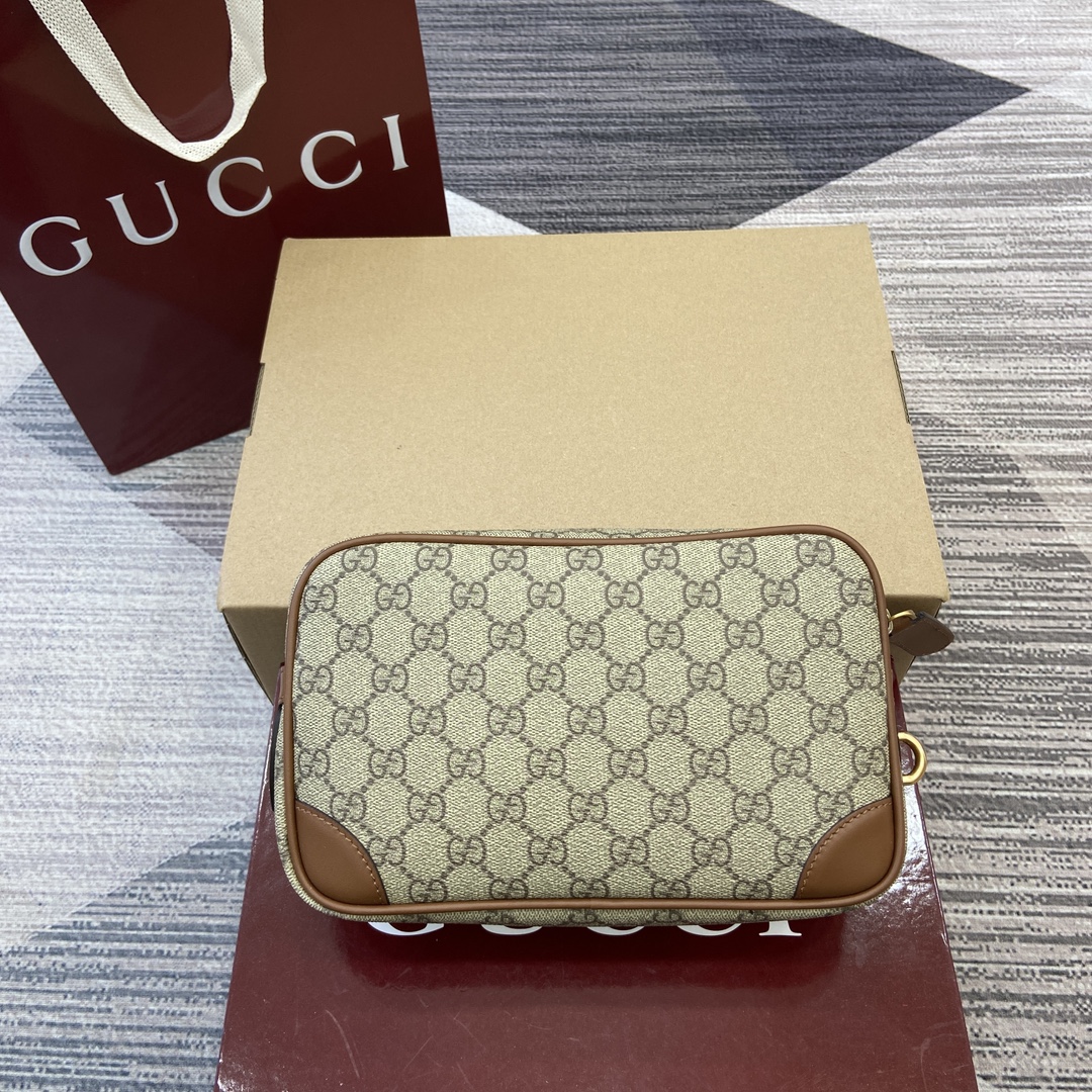 Gucci GG Emblem series reinterprets the brand's timeless elegance and exquisite craftsmanship Model number: 821164. Dimensions: 23.5 cm (W) x 15 cm (H) x 6 cm (D) Weight: Approx. 0.3 kg Color: black/pvc. - Image 11