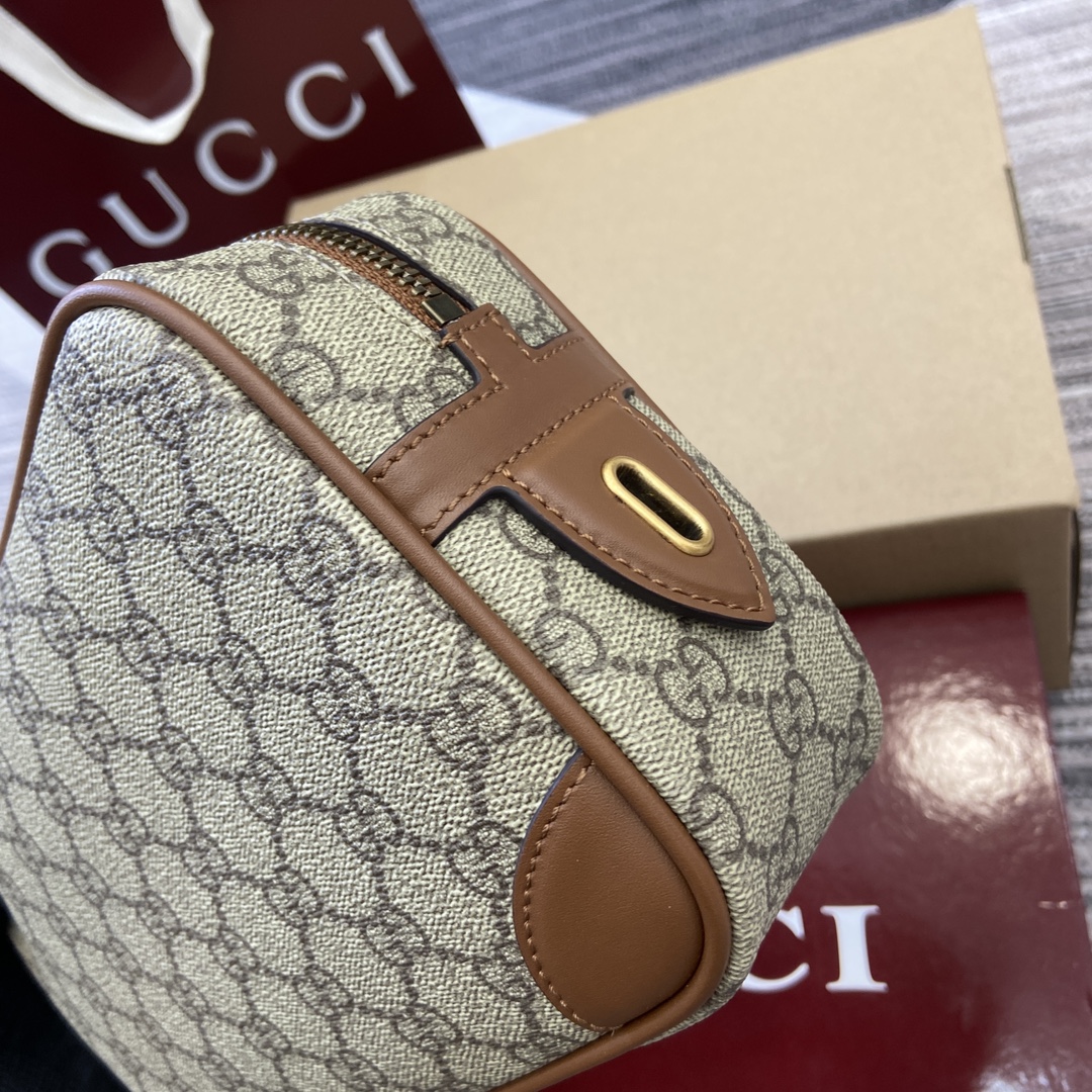 Gucci GG Emblem series reinterprets the brand's timeless elegance and exquisite craftsmanship Model number: 821164. Dimensions: 23.5 cm (W) x 15 cm (H) x 6 cm (D) Weight: Approx. 0.3 kg Color: black/pvc. - Image 5