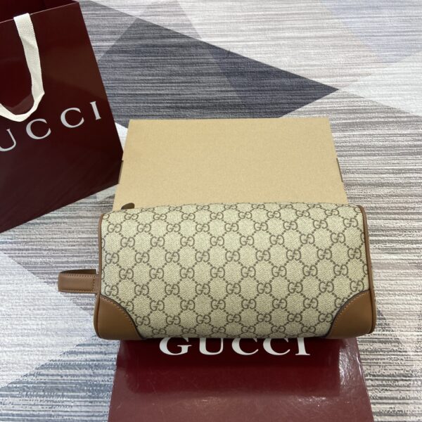 Gucci GG Emblem series reinterprets the brand's timeless elegance and exquisite craftsmanship Model:821163. Dimensions: 28cm (W) x 14cm (H) x 14cm (D) Weight: Approx. 0.44 kg Color: Brown PVC/Original Leather.