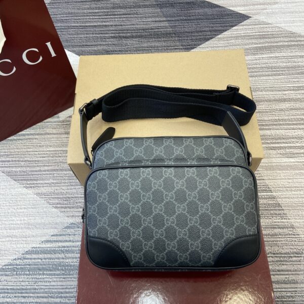 Gucci GG Emblem series of men's travel items reinterprets the brand's timeless elegance and exquisite craftsmanship Model:821160. Dimensions: 23.5 cm (W) x 18 cm (H) x 8 cm (D) Weight: Approx. 0.67 g Color: Black PVC.