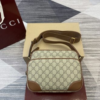 Gucci GG Emblem series of men's travel items reinterprets the brand's timeless elegance and exquisite craftsmanship Model:821160. Dimensions: 23.5 cm (W) x 18 cm (H) x 8 cm (D) Weight: Approx. 0.67 g Color: Black PVC.