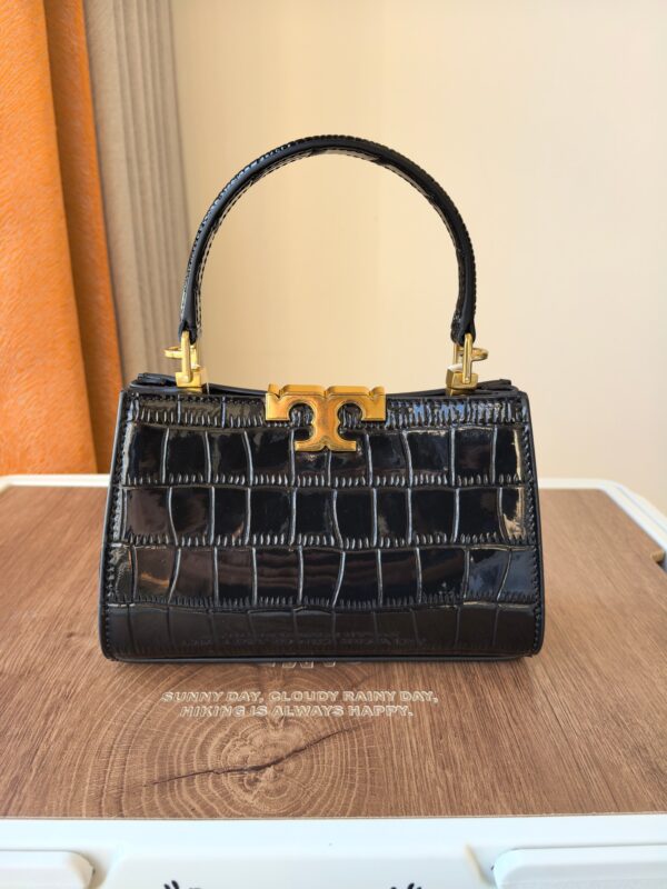 TORY BURCH ELEANOR embellished with exquisite suede trim. The bag is neat and crisp, and the iconic double T logo