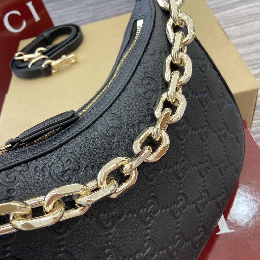 Gucci GG Emblem series small shoulder bag Model:815409 Dimensions: 25.5 x 20 x 5 cm Color: Black/Pebbled. - Image 7