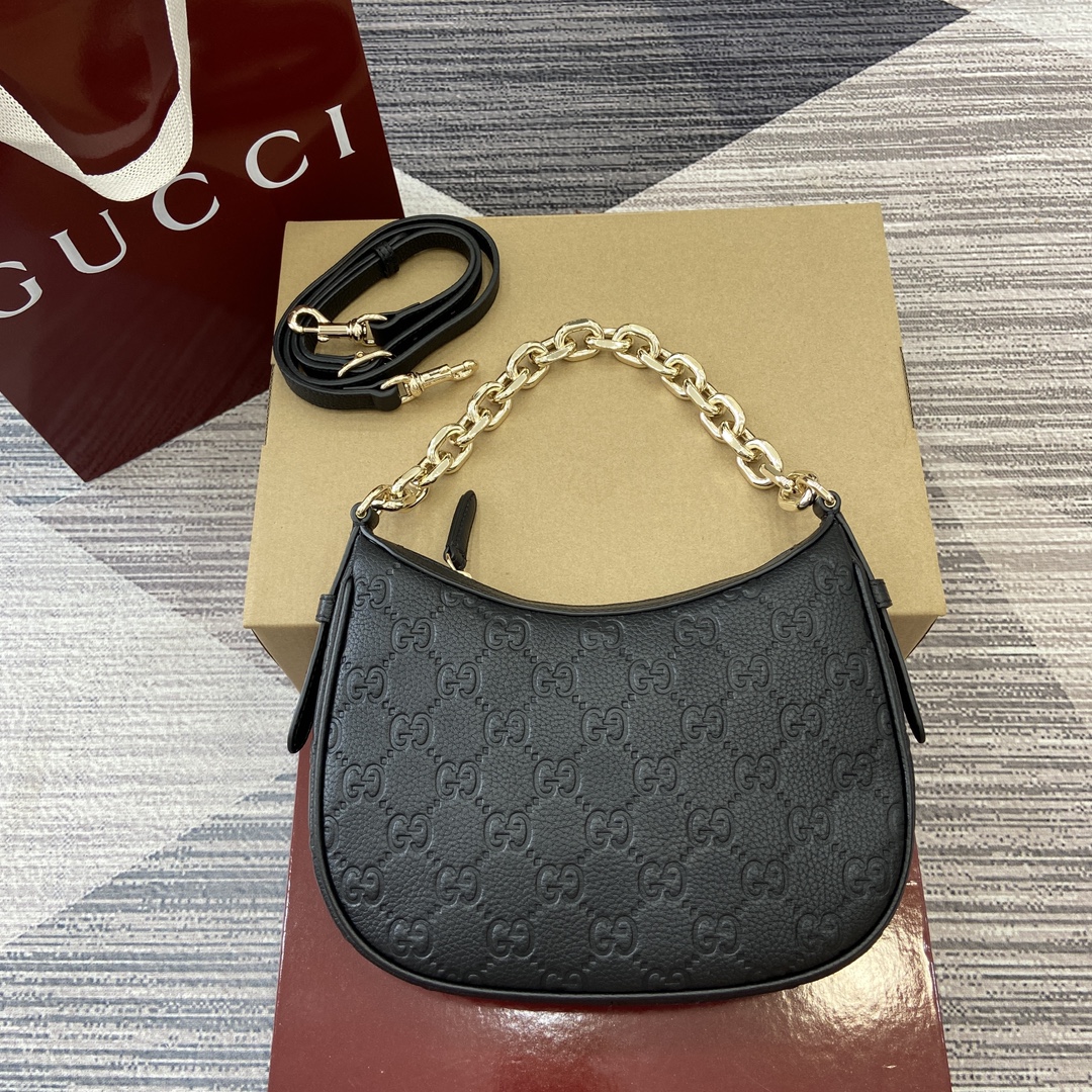 Gucci GG Emblem series small shoulder bag Model:815409 Dimensions: 25.5 x 20 x 5 cm Color: Black/Pebbled.