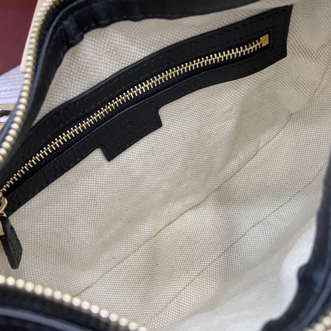 Gucci GG Emblem series small shoulder bag Model:815409 Dimensions: 25.5 x 20 x 5 cm Color: Black/Pebbled. - Image 4