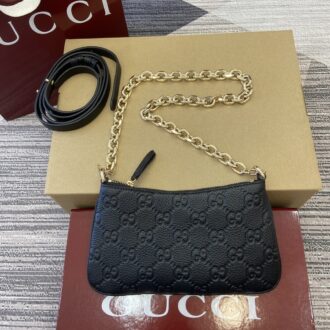 Gucci GG Emblem series super mini handbag Model number:815278. Dimensions: 23 (length) x 12 (width) x 2 (thickness) Color: Black pressed full leather/original leather.