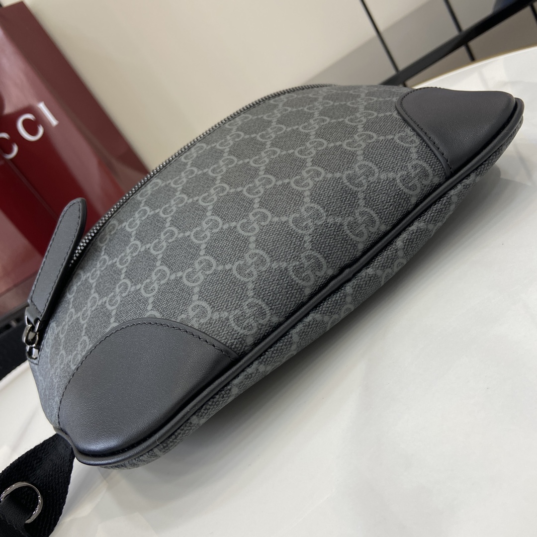 Gucci GG Emblem series of men's travel items reinterprets Model:821162. Dimensions: 28cm (W) x 17cm (H) x 6cm (D) Weight: Approx. 0.4 kg Color: black PVC/original leather. Italian creation - Image 7