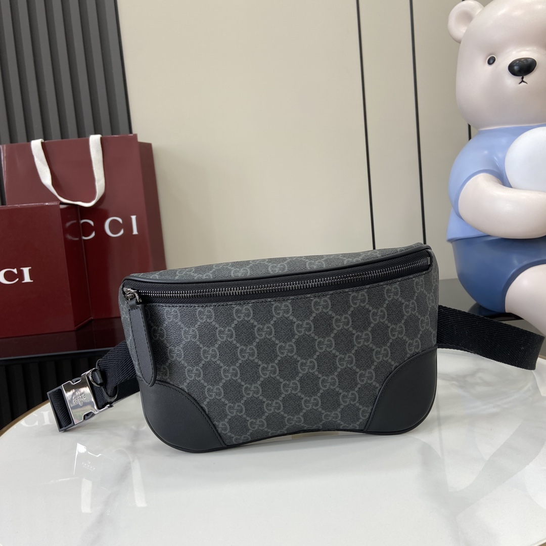 Gucci GG Emblem series of men's travel items reinterprets Model:821162. Dimensions: 28cm (W) x 17cm (H) x 6cm (D) Weight: Approx. 0.4 kg Color: black PVC/original leather. Italian creation