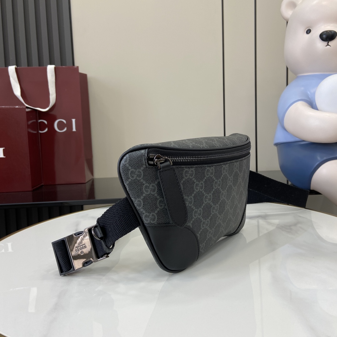 Gucci GG Emblem series of men's travel items reinterprets Model:821162. Dimensions: 28cm (W) x 17cm (H) x 6cm (D) Weight: Approx. 0.4 kg Color: black PVC/original leather. Italian creation - Image 9