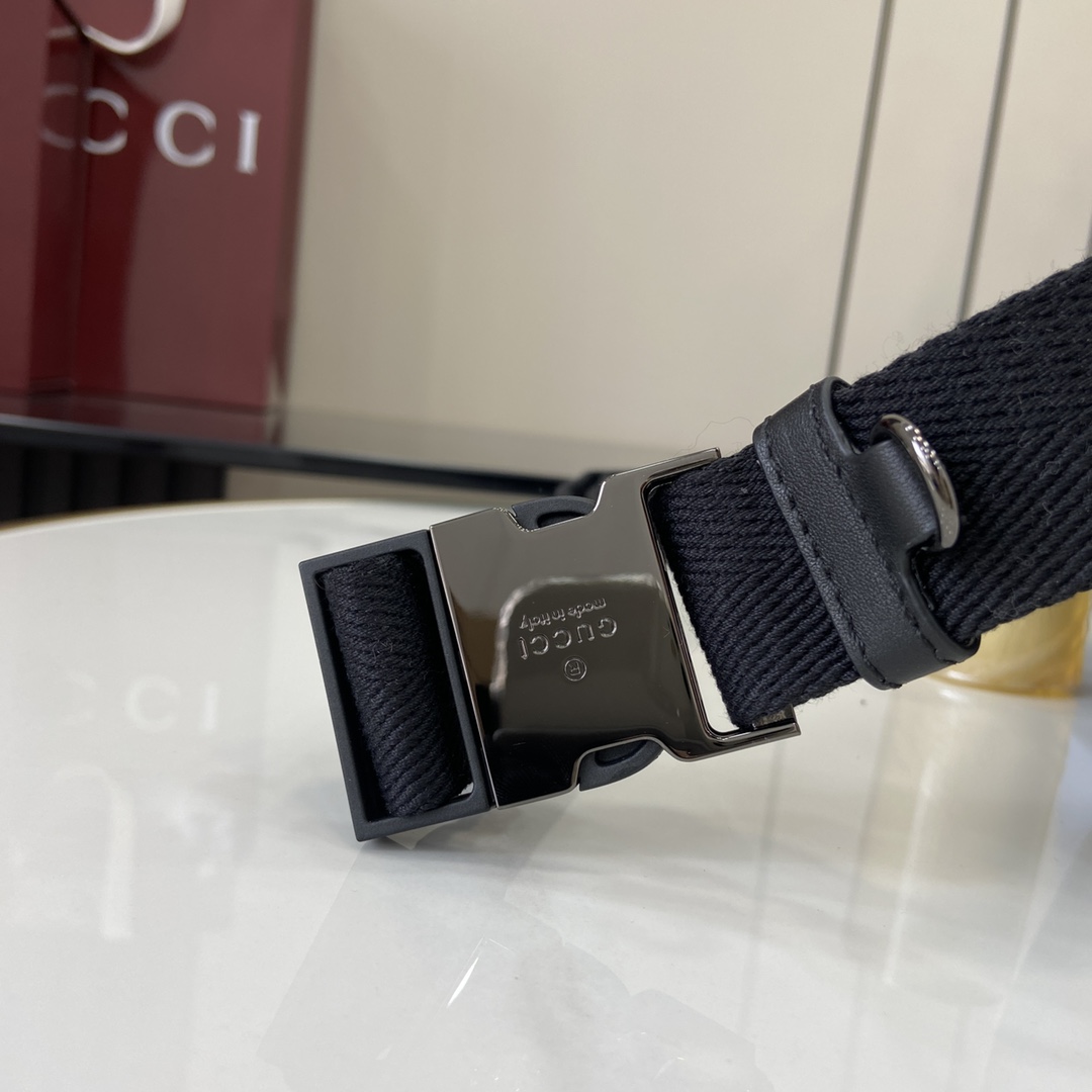 Gucci GG Emblem series of men's travel items reinterprets Model:821162. Dimensions: 28cm (W) x 17cm (H) x 6cm (D) Weight: Approx. 0.4 kg Color: black PVC/original leather. Italian creation - Image 4