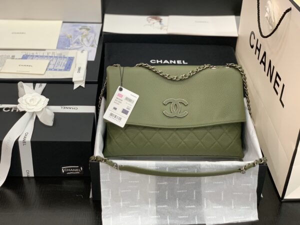 Chanel Deer-grain cowhide leather casual bag Model: 8095 📏 Size: 32 × 7.5 × 19 cm