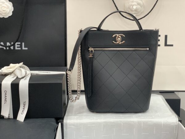 Chanel Bucket Bag & Tote Hybrid – A perfectly designed bucket bag Model: S0577# 📏 Size: 20 × 24 × 10 cm