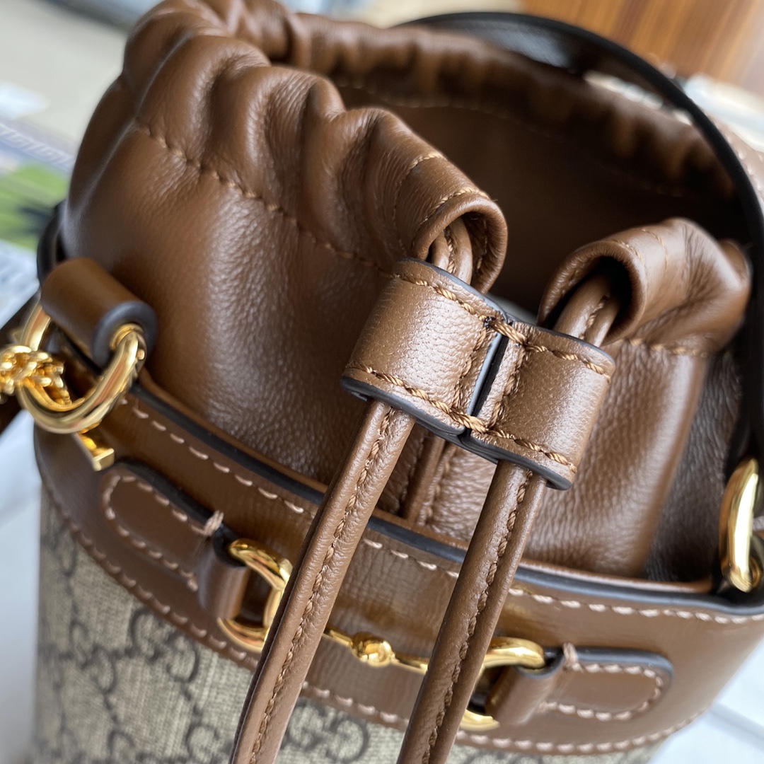 Gucci Horsebit Handbag Bucket Bag‼ This year's GG has no fancy patterns! It comes with an extremely retro style! Model: 637115 Size: 19×14×14cm. - Image 3