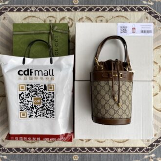 Gucci Horsebit Handbag Bucket Bag‼ This year's GG has no fancy patterns! It comes with an extremely retro style! Model: 637115 Size: 19×14×14cm.