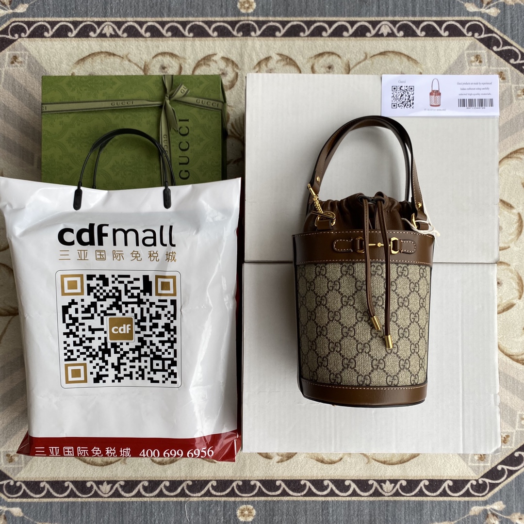 Gucci Horsebit Handbag Bucket Bag‼ This year's GG has no fancy patterns! It comes with an extremely retro style! Model: 637115 Size: 19×14×14cm.