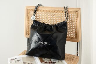 Chanel Shiny calf leather & gold-colored metal  Black Model: AS3260 Size: 35 × 37 × 7 cm