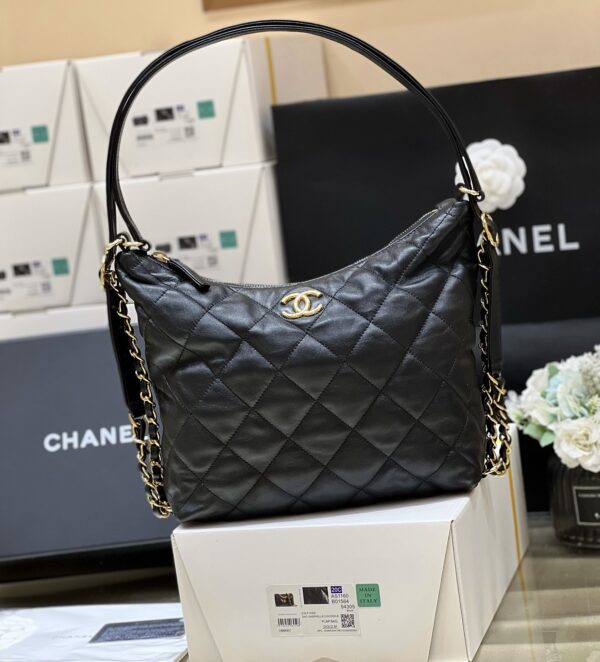 Chanel 22B Stunning Dual-Use Hobo Model: AS3488 Size: 35 × 37 × 11 cm