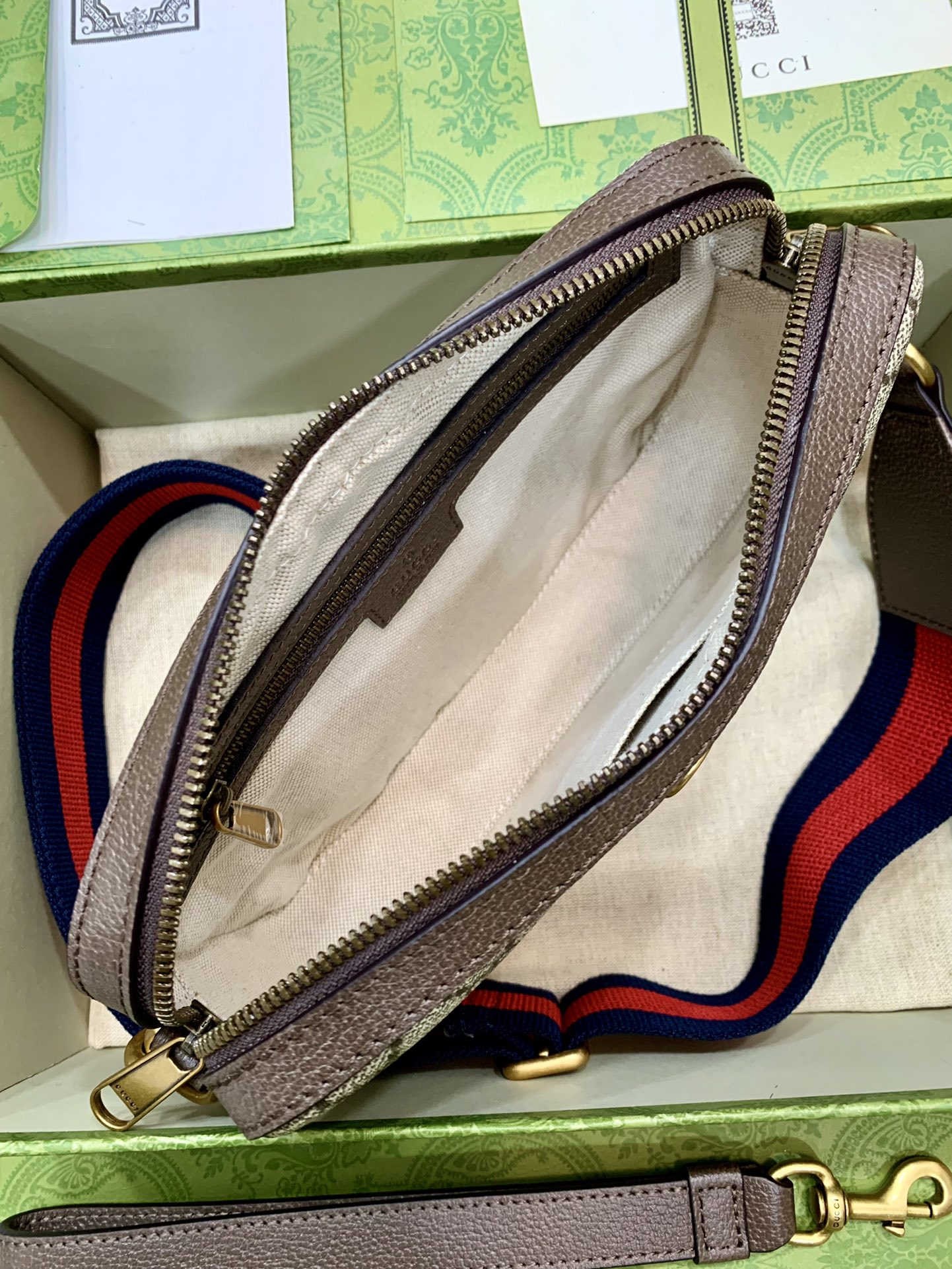 Gucci Ophidia shoulder bag is a timeless design crafted in traditional beige - Image 3