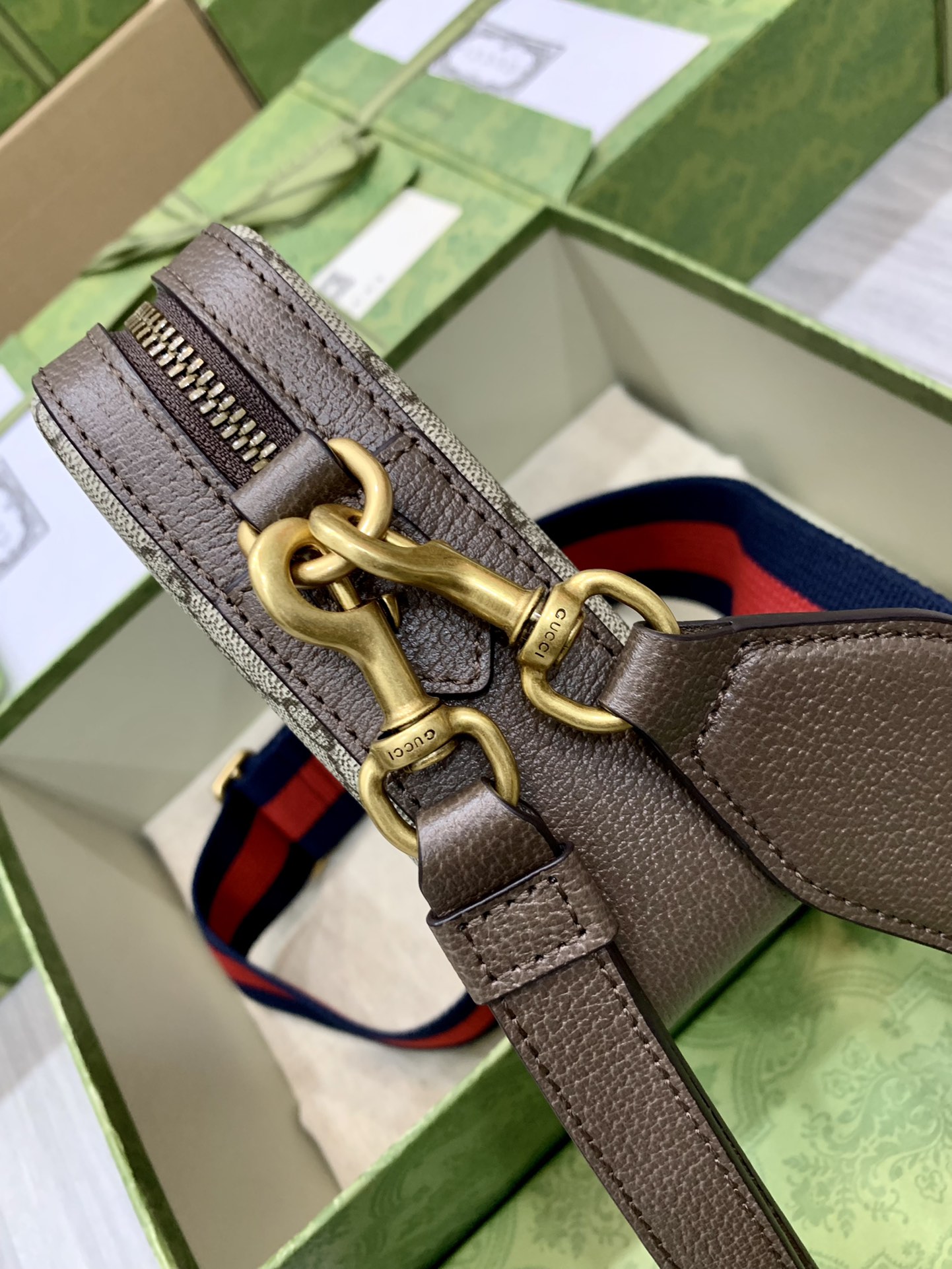 Gucci Ophidia shoulder bag is a timeless design crafted in traditional beige - Image 4