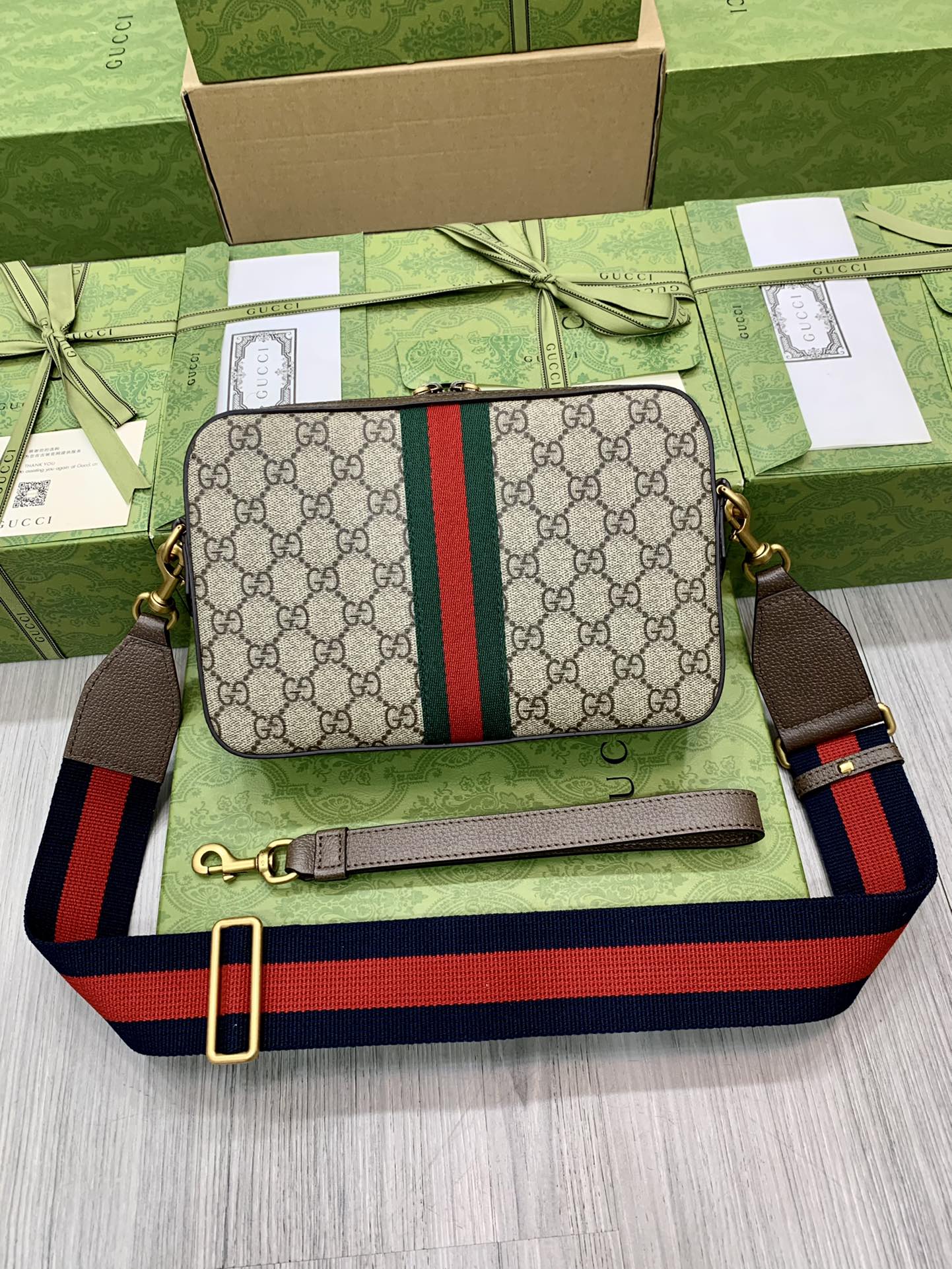 Gucci Ophidia shoulder bag is a timeless design crafted in traditional beige - Image 8