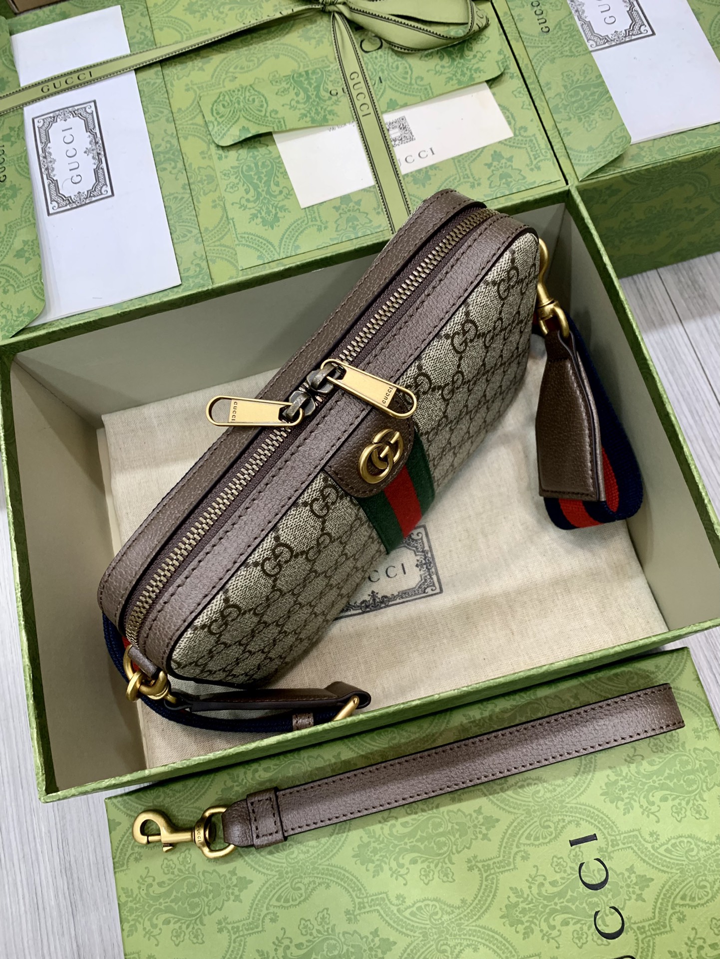 Gucci Ophidia shoulder bag is a timeless design crafted in traditional beige - Image 7