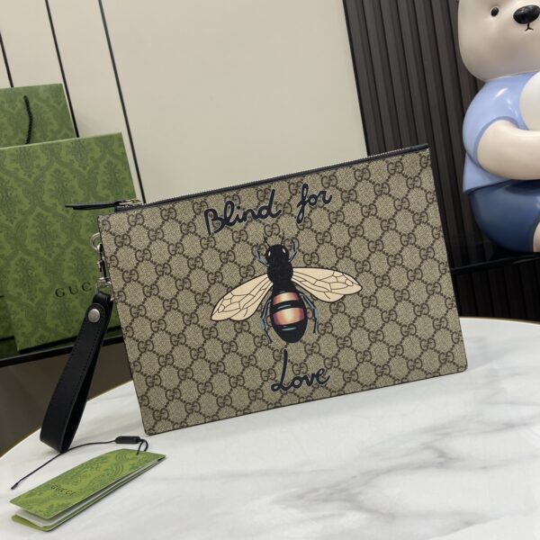 Gucci clutch with decorative strap Model number:473904. Size:30.5✖️21✖️1.5cm. Color: Brown/Bee PVC.